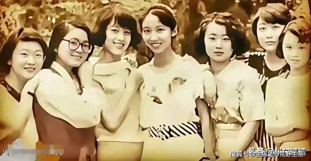 世界杯在线观看软件-九十年代南大合影火了,一眼认出华春莹,学霸气质藏不住